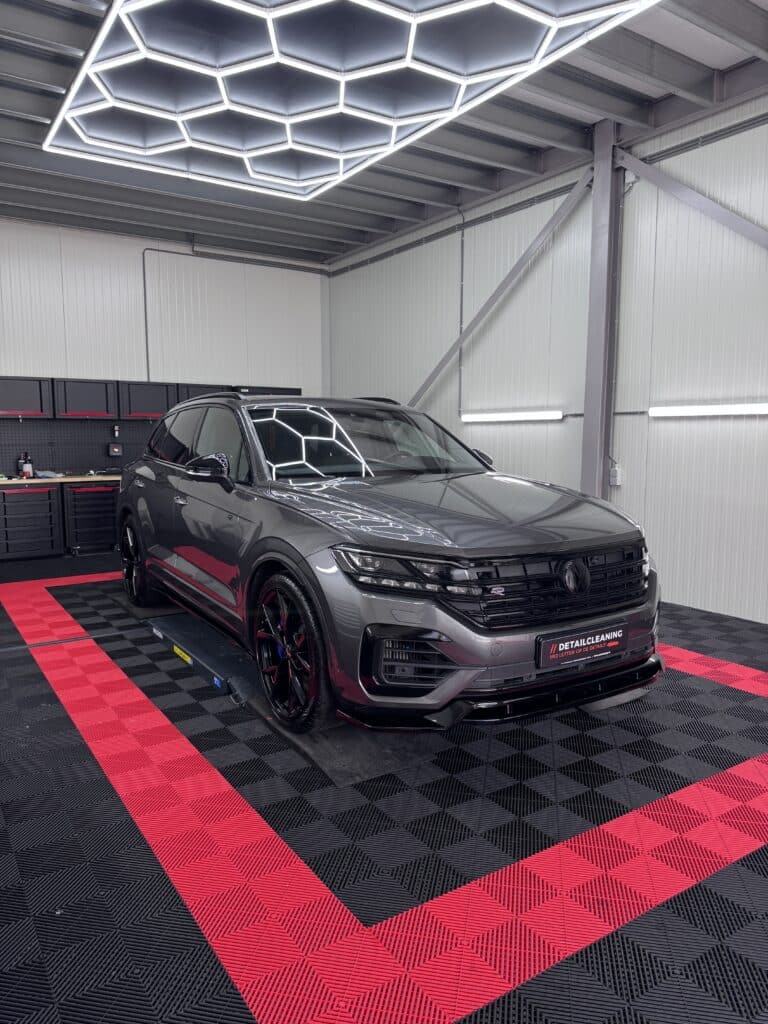 Grijze SUV in de werkplaats van Detailcleaning
