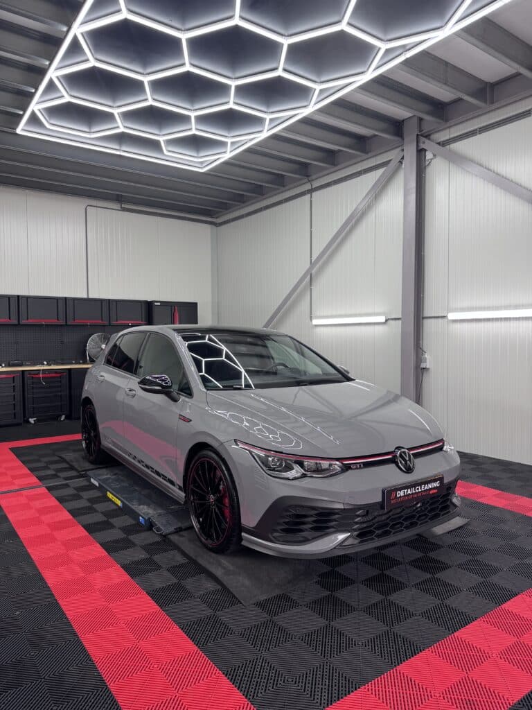 Grijze Volkswagen in de werkplaats van Detailcleaning